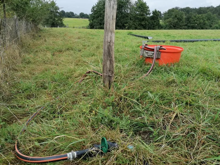<em class="placeholder">L&#039;éleveur déplace une cuve de 25 à 30 litres qu&#039;il branche à une arrivée d&#039;eau.</em>