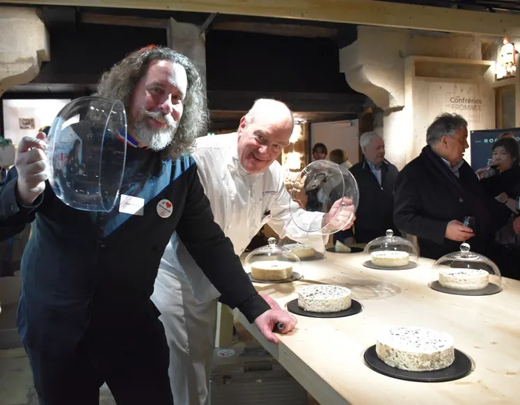 <em class="placeholder">Xavier Thuret et Jean-Charles Karmann présentent le roquefort.</em>