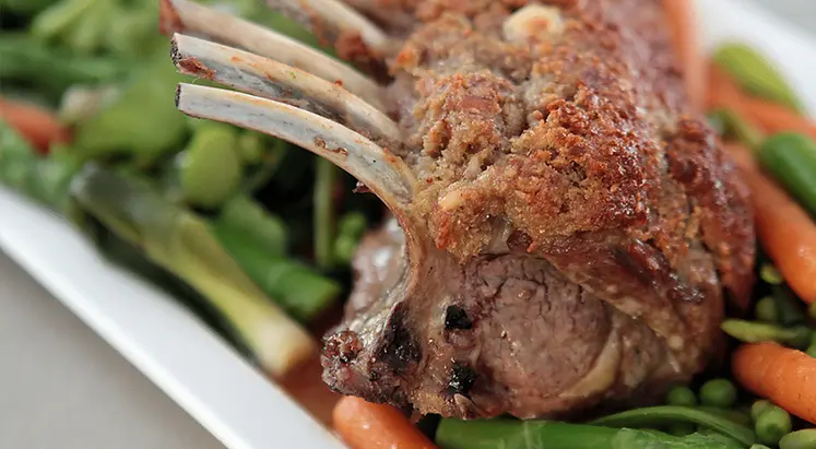 <em class="placeholder">Carré d’agneau en croûte de roquefort, légumes printaniers</em>