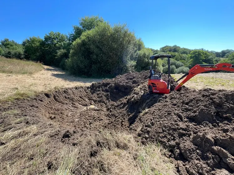 <em class="placeholder">Travaux de restauration d&#039;une mare dans une zone humide</em>