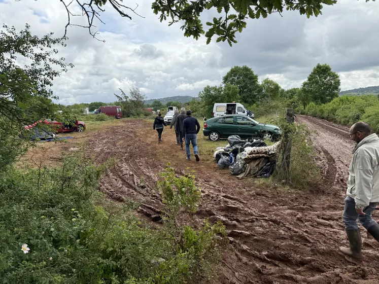 Terrains agricoles abimés par les participants d'une rave party.