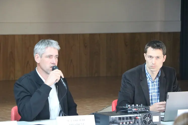 <em class="placeholder">Thierry Orcière et Christophe Guillerand, lors de l'assemblée générale de Copagno, le 27 mai à Coren (Cantal).</em>
