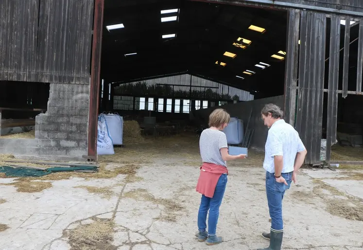 <em class="placeholder">Technicien et éleveur sur une exploitation ovine</em>