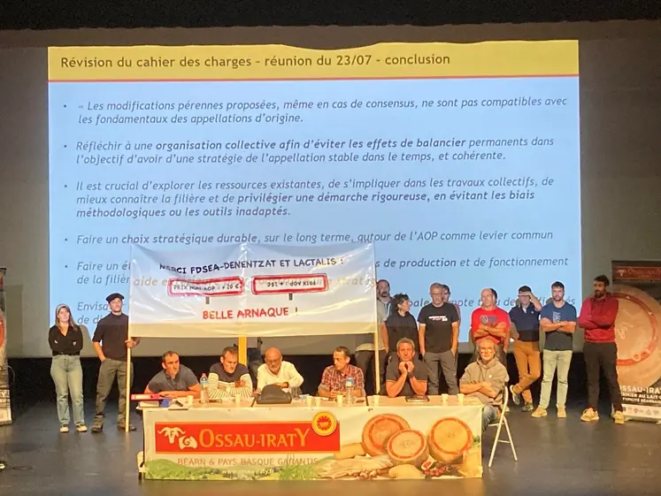 Sur scène, lors de l'assemblée générale du syndicat de l'AOP Ossau-Iraty, les représentants d’ELB ont déployé une banderole dénonçant la plus faible augmentation du prix du lait AOP.