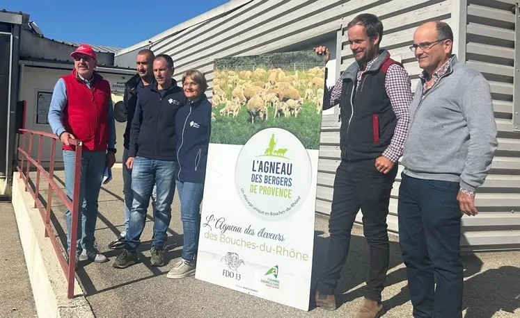 Des éleveurs tiennent une pancarte Agneau des Bergers de Provence