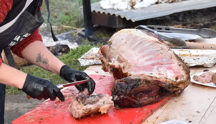 <em class="placeholder">Un morceau d'agneau est découpé</em>