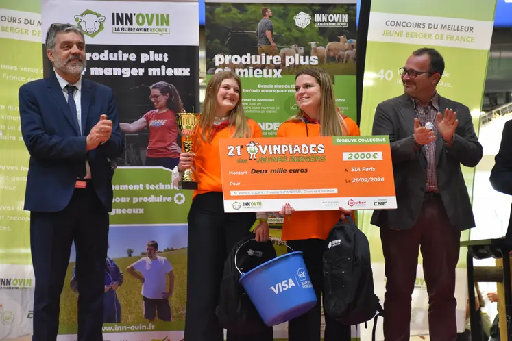 Deux emmbres de l'équipe Nouvelle-Aquitaine, vainqueur de l'épreuve collective des Ovinpiades