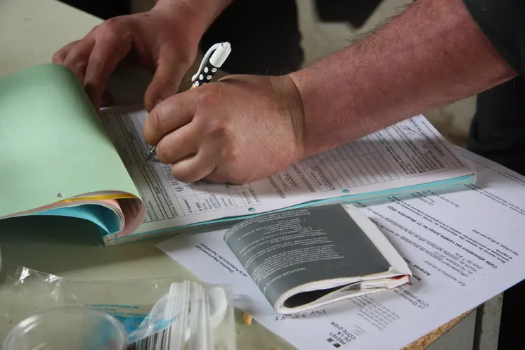 Un homme remplit des documents.