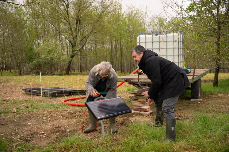 <em class="placeholder">Moïse installe un panneau solaire pour clôture mobile</em>