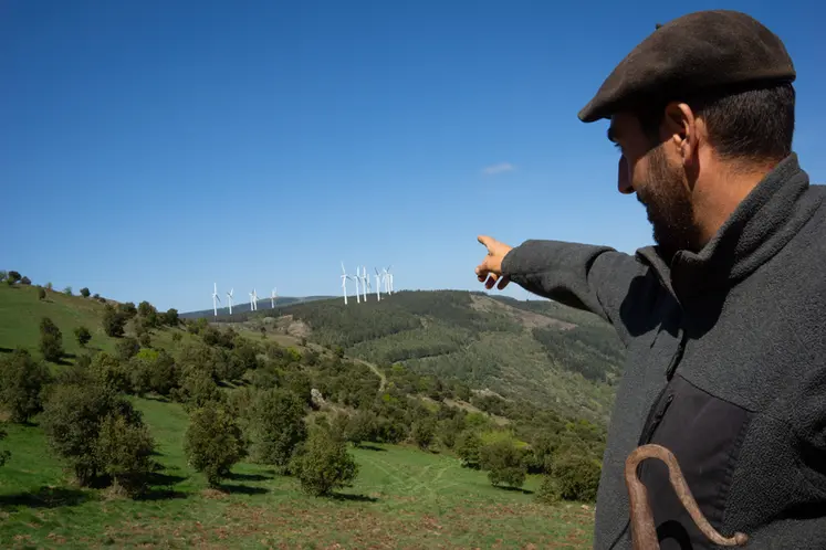 <em class="placeholder">Eleveur avec éoliennes en arrière plan.</em>