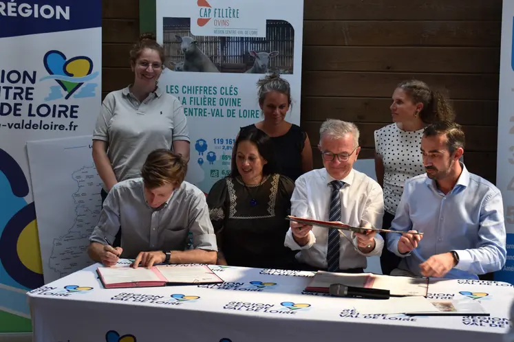 De gauche à droite au premier plan : Xavier de Laage, François Bonneau (président de la région Centre-Val de Loire) et Eloi Canon, lors de la signature du contrat le 4 septembre.