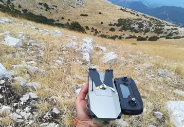 Le drone, la télécommande et les deux batteries de rechange pèsent un kilo et peuvent être facilement mis dans le sac ou une grande poche. © N. Schneidermann