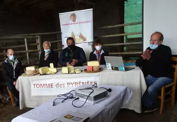 André Bazerque (à droite), présidentde l’Association des fromagers  fermiers artisans des Pyrénées (Affap), a très officiellement fait part des nouvelles dispositions régissant le cahier des charges de l’IGP Tomme des Pyrénées. © J.-N. Passal