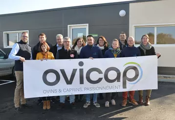 Les salariés de Cavac dédiés aux petits ruminants rassemblés pour l'inauguration des locaux d'Ovicap à La Ferrière.