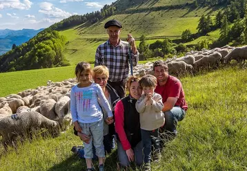 La famille Pellissier commercialise 1 200 agneau par an en vente directe. Une activité débutée en 2008 qui a très vite trouvé sa clientèle.