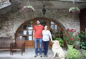 Jean-Charles et Noélie Vayssettes gèrent leur élevage ovin lait ainsi qu'un atelier de brasserie et un restaurant.