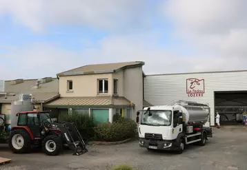 La fromagerie de Hyelzas-Le Fédou se situe sur la commune de Hures-la-Parade, au coeur du Causse Méjean, en Lozère. Elle dispose de son propre camion de collecte, d'une capacité de 9 000 litres, avec deux compartiments : un pour le bio, un pour le conventionnel.