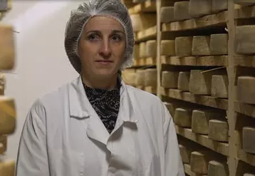Lucie Dombre, fromagère en Aveyron, présente les modes de fabrication et savoir-faire autour des fromages au lait cru.