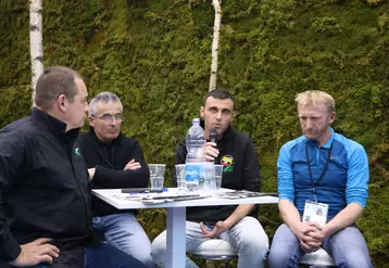 De gauche à droite : Olivier Maurin (Pyrénées-Atlantiques), Dominique Pauc (Lozère), Nicolas Perrichon (Var) et Mickaël Tichit (Lozère) lors de la table ronde prédation au Salon international de l'agriculture.