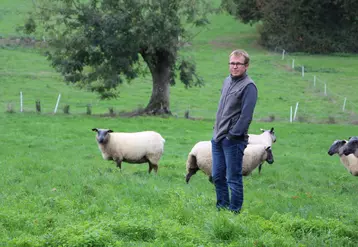 Gaétan, qui n'a pas de formation spécifique à l'élevage ovin, s'appuie souvent sur les éleveurs de l'OS Bleu du Maine pour des questions techniques. © V. Bargain