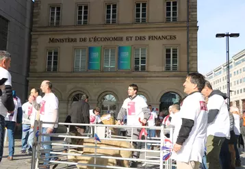 Eleveurs de moutons manifestant devant le ministère de l'Economie français, à Paris.