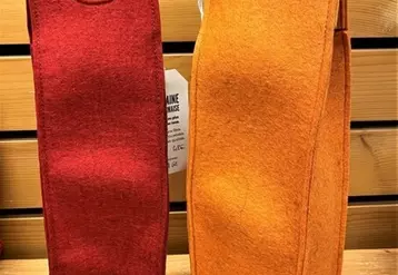 Ces sacs conservent la chaleur ou la fraîcheur de la bouteille grâce à la capacité isolante de la laine.