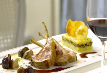 Carré d’agneau rôti aux épices et aux cèpes poêlés