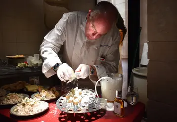 <em class="placeholder">Le chef cuisinier Jean-Charles Karmann prépare des apéritifs à base de roquefort.</em>