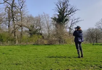 <em class="placeholder">Expert en écologie réalisant un suivi ornithologique.</em>