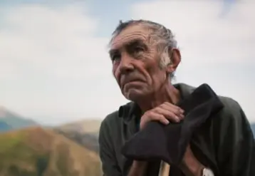 Un berger regarde au loin, extrait du film "Shoot the bear"