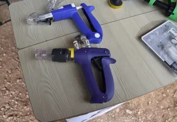 En haut : un injecteur muni d'un protège-aiguille. En bas : un injecteur muni de pistons amovibles.
