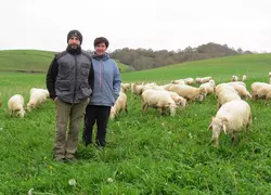 Beñat et Véronique Biscay, éleveurs dans les Pyrénées-Atlantiques, ont fait face à de la multirésistance parasitaire dans leur élevage.