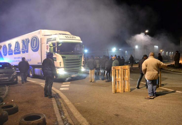 Blocage des camions et vérification du contenu des semi-remorques par les manifestants devant la plateforme d’Intermarché de Montauban. Les manifestants ont alerté sur l'impossibilité pour les producteurs de répercuter les coûts de production sur leurs prix de vente.