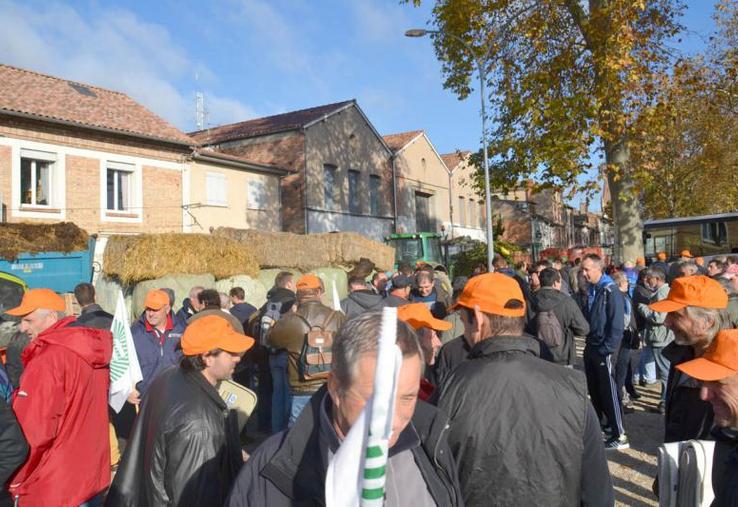 Plus d’une centaine de Tarnais coiffés de casquettes orange sont venus défendre les communes tarnaises à Montauban.