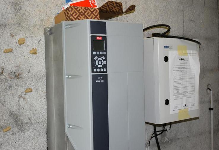 L'armoire du variateur de pression (à gauche) est connectée au boîtier de communication à distance (à droite).