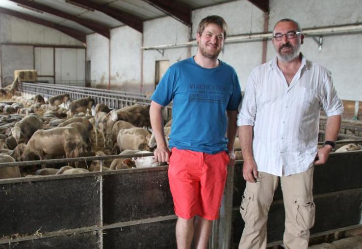 Séverin Roques et Marc Martin (à droite), technicien du Contrôle laitier ovin.