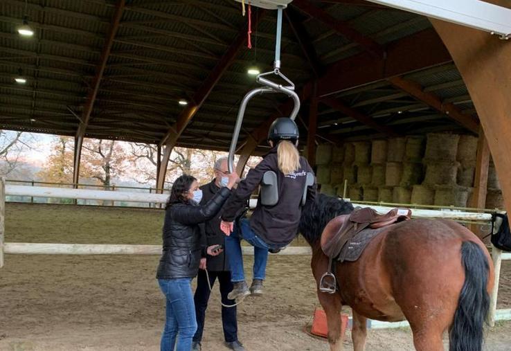 L’équilève est un équipement destiné à l’équitation adaptée. Cette année, les élèves et enseignants s’exercent entre eux.