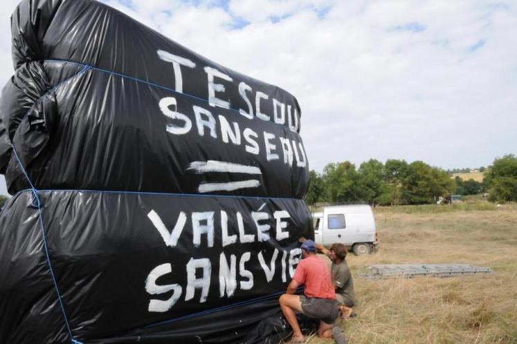 Les membres de l'association "Vie Eau Tescou" ont décidé de baliser la vallée en affichant des slogans en faveur du projet le long de la RD999.