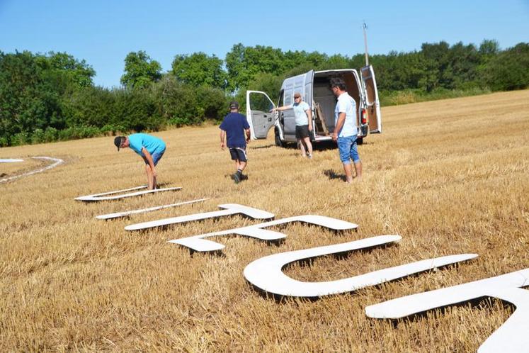 Ça y est, les bénévoles s'activent pour mettre en place la fresque.