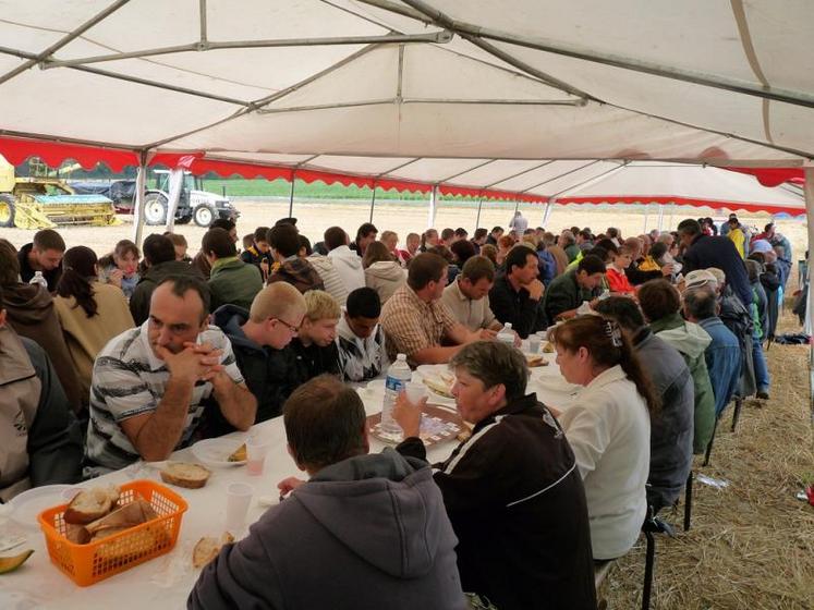 Plus de 160 personnes ont partagé le repas avant le passage du Tour