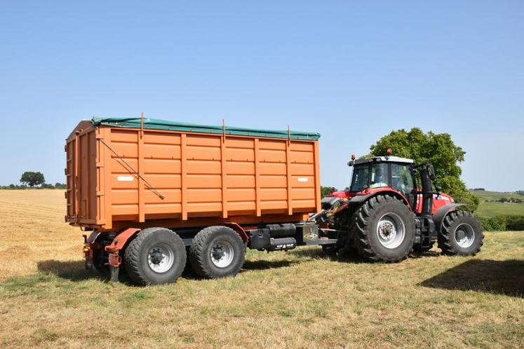 Avec 18 tonnes de charge utile et une hauteur de rouleaux à 1,16 m, le porte-caisson AC 180 assure le transport du champ à la ferme à 40 km/h maximum.