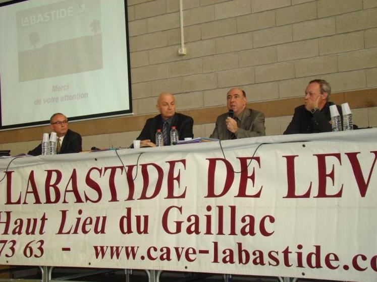 Michel Darles, au micro et Jean-Luc Fabre à sa droite présentent les résultats de la cave