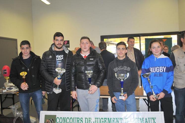 Les gagnants du concours de jugement de bétail par les jeunes.