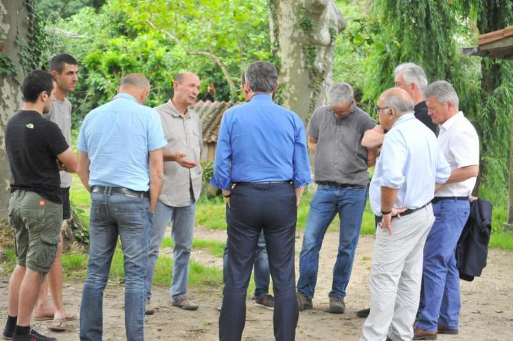 Discussions entre les représentants de la FDSEA, JA, Alain Puech, éleveur laitier et le préfet, le sous-préfet et Philippe Bonnecarrère, sénateur.