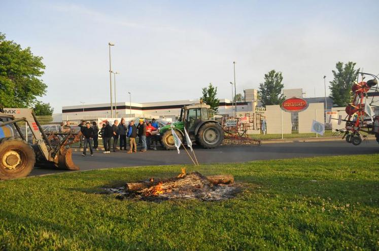 Blocage devant l'abattoir Bigard à Castres.