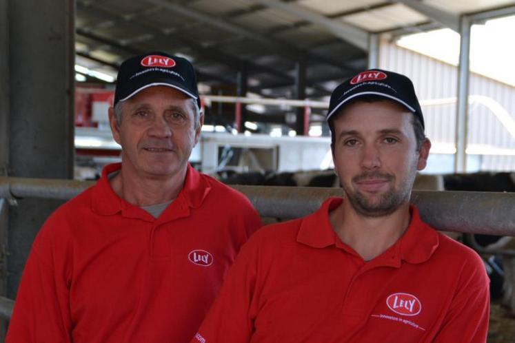 André et Cyril Ravaille ont robotisé la traite depuis un peu plus d'un an.