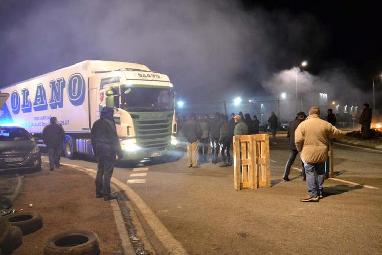 Blocage des camions et vérification du contenu des semi-remorques par les manifestants devant la plateforme d’Intermarché de Montauban. Les manifestants ont alerté sur l'impossibilité pour les producteurs de répercuter les coûts de production sur leurs prix de vente.