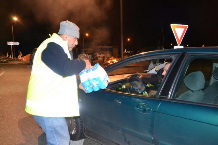 La nuit de mobilisation des tarnais a été rythmée par la vérification des camions et la réquisition des produits laitiers qui ont été remis gratuitement aux automobilistes.