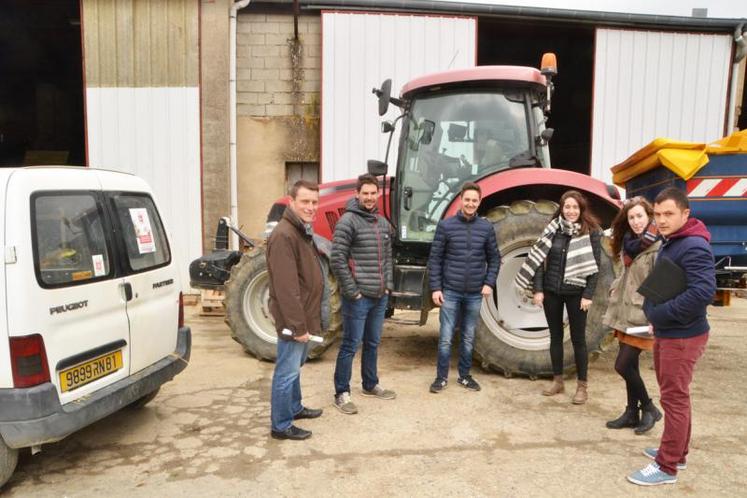 Les JA ont organisé leur premier point presse chez  Nicolas et Sylvain Boutié (au centre) en EARL à Lautrec depuis 2016.