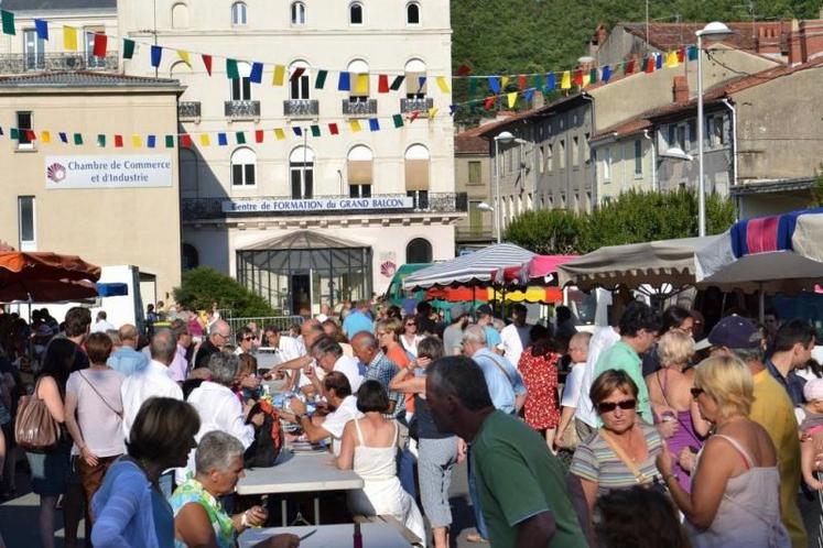 Au marché de producteurs de pays de Mazamet, déjà près de 500 assiettes fermières sont vendues par soirée !